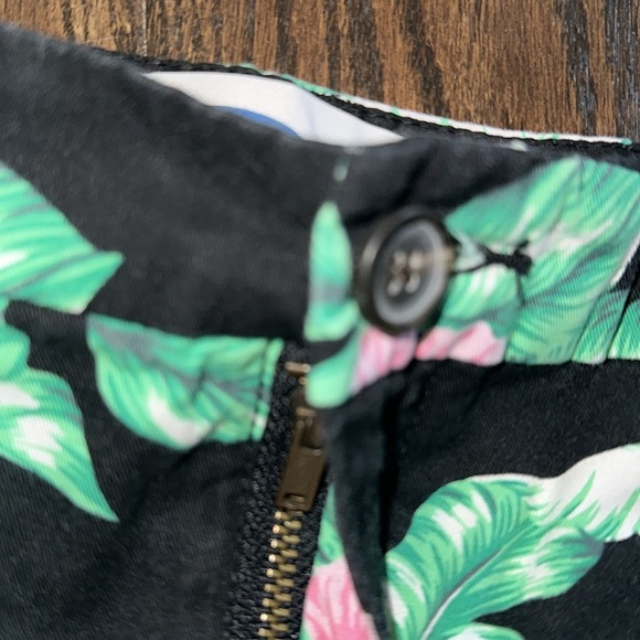 Old Navy Floral Print Women's Shorts size 8 - Picture 4 of 7